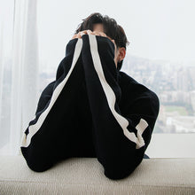 Load image into Gallery viewer, Sicilian men&#39;s winter new turtleneck sweater Korean version of the trend of contrast stitching loose wild men&#39;s sweater
