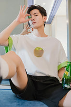 Load image into Gallery viewer, [西西里男装夏季港风半袖男潮流五分袖宽松撞色印花白色短袖t恤]
