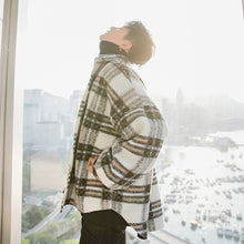 Load image into Gallery viewer, Sicilian men&#39;s loose thick plaid woolen coat autumn and winter Korean style trend men&#39;s short woolen coat
