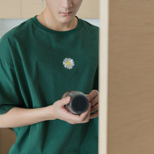 Load image into Gallery viewer, Sicilian men&#39;s Hong Kong style loose men&#39;s five-point sleeve t-shirt Korean version of the trend green small daisy short sleeve t-shirt men
