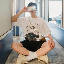Load image into Gallery viewer, [西西里男装斜挎包白色半袖男潮流宽松男士韩版印花小熊短袖t恤]
