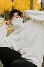 Load image into Gallery viewer, Sicilian men&#39;s Korean version of the trend of young men&#39;s sweaters loose thick white turtleneck sweater men
