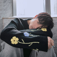 Load image into Gallery viewer, Sicilian men&#39;s loose men&#39;s knit sweater pullover round neck embroidery small flower sweater coat new 2020
