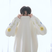 Load image into Gallery viewer, Sicilian men&#39;s loose men&#39;s knit sweater pullover round neck embroidery small flower sweater coat new 2020
