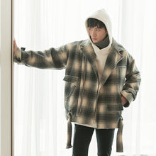Load image into Gallery viewer, Sicilian men&#39;s autumn and winter loose short plaid woolen coat trendy men&#39;s woolen coat men&#39;s Korean version of the trend
