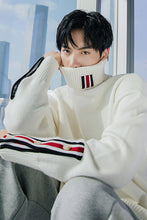 Load image into Gallery viewer, Sicilian men&#39;s winter new turtleneck sweater contrast stitching Korean handsome loose thick men&#39;s sweater
