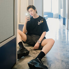 Load image into Gallery viewer, Sicilian men&#39;s summer Hong Kong style short-sleeved men&#39;s tide brand trend loose five-point sleeve men&#39;s black embroidered t-shirt
