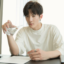 Load image into Gallery viewer, Sicilian men&#39;s wear white bottoming shirt loose men&#39;s three-quarter sleeve men&#39;s Korean style trend short-sleeved t-shirt in spring
