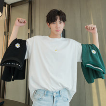 Load image into Gallery viewer, Sicilian men&#39;s Hong Kong style loose men&#39;s five-point sleeve t-shirt Korean version of the trend green small daisy short sleeve t-shirt men

