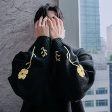 Load image into Gallery viewer, Sicilian men&#39;s loose men&#39;s knit sweater pullover round neck embroidery small flower sweater coat new 2020

