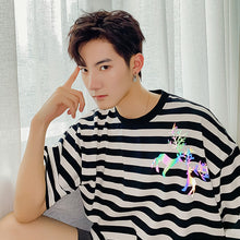 Load image into Gallery viewer, Sicilian men&#39;s Hong Kong style half-sleeved men&#39;s tide brand trend loose boys reflective printing black and white striped short-sleeved t-shirt
