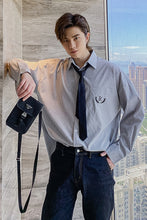 Load image into Gallery viewer, Sicilian men&#39;s autumn college style tie shirt men&#39;s Korean trend loose men&#39;s embroidered vertical striped shirt
